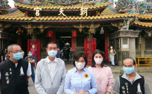 雲林縣長張麗善與朝天宮董事長蔡咏鍀及北港分局長王立徳於廟埕呼籲遊客落實防疫，參拜時配合戴口罩，降低群聚感染的風險。