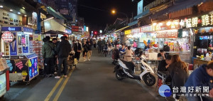 民眾逛夜市享美食請注意防疫六要領。（圖／陳木隆攝）