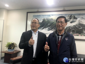 南投縣府觀光處長由陳志賢（左）接任。（記者扶小萍攝）