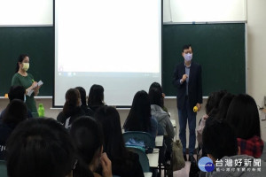 李泳龍校長至班級宣導防疫。