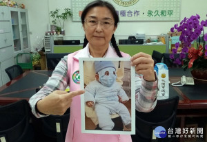 ▲幼兒無專用口罩以成人口罩挖孔罩臉，市議員陳治文憂成防疫缺口。（圖/記者范芷綺攝)