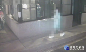 居家檢疫的莊姓男子，到社區大廳收取外送餐點，員警調查屬實，將函請桃園市政府衛生局裁罰。