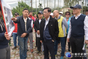 林縣長聽取相關人員進行簡報。