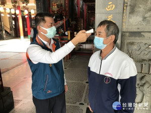 台灣第一香西港慶安宮帶頭做好防疫工作，保護信眾的平安和健康。