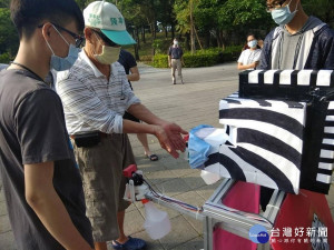 北門高中生自造自動噴酒精機器人，希望為防疫期間貢獻一份心力。