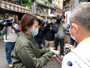 台北市副市長黃珊珊進市場前用酒精消毒（圖／台北市政府）