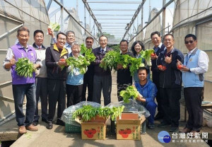 國軍退除役官兵輔導委員會主委馮世寬由雲林榮服處邵更新處長陪同下，參訪由8位榮民在參加「溫室科技與農場智慧化實務訓練」課程後，因志同道合進而成立「耘榮有機農場」。