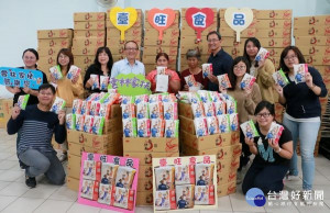 臺旺食品公司捐贈雲林家扶200箱老四川乾拌麵，希望能盡棉薄之力，喚起社會響應，邀大家在抗疫期間也能一起來關懷家扶的服務家庭。