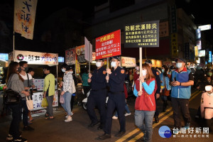 南投縣府警衛建觀光等單位聯合小組夜市宣導防疫。（縣府提供）