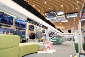 全國電子Digital City時尚購物空間，搭配破盤價吸引民眾搶購。