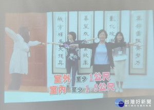 彰化縣政府自拍防疫宣導短片今日上線，縣長王惠美親自示範社交安全距離。圖／記者鄧富珍攝
