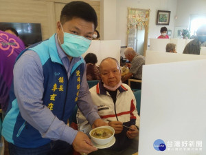 北斗鎮長李玄在和志工大隊長楊麗香為長照中心長輩溫暖加菜。