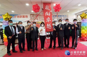大德工商與中華科技大學航空學院合作成立「無人機人才培育中心」，由縣長張麗善、大德校長涂金助、中華科大副校長石大明等人揭牌啟用。