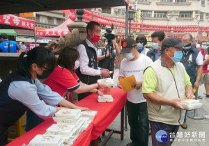北港朝天宮因受疫情影響，取消媽祖聖誕遶境活動，進而將媽祖慈悲心化為捐贈餐盒、防護衣及香皂、口罩套等公益行動，頌揚媽祖濟世為懷的博愛精神。