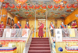 行動佛殿環島祈福法會10日至13日，持續四天在台中大雅區寶興宮前廣場，祈福疫情早日息沒災去福臨。