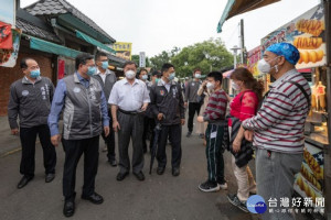 桃園市長鄭文燦前往大溪區，視察大溪老街防疫及人流管制措施。