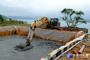 南投縣日月潭大竹湖水域砂量淤積嚴重，台電大觀發電廠為延續水庫壽命，遂展開日月潭清淤任務，成為全台首創水力發電排砂水庫。
