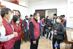 侯友宜13日前往板橋頤安老人日照中心訪視防疫措施，並肯定照顧團隊採取「保護不隔離」，加強照顧長輩健康