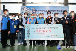 侯友宜14日到瑞芳高工建教合作機構-全球傳動科技公司，了解並體驗建教合作生在廠家職業技能訓練實際狀況，加碼投注400萬元獎學金，全力關懷弱勢學生