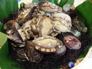 民眾在疫情期間減少或避免外出消費，農業局因應防疫時期，推動生鮮產品零接觸購物通路，讓民眾不用出門趴趴走也可以買到新鮮魚貨