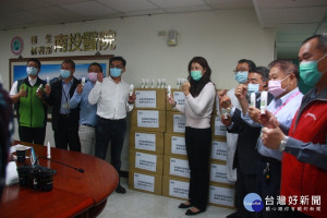 立委許淑華與康斯公司青年高中校友會贈乾洗手凝膠。（記者扶小萍攝）