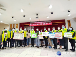 市公所與國泰慈善基金會招募紓困志工300名，設置圖卡及專線協助民眾解決問題。圖／記者鄧富珍攝