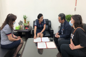張郁靂主任與歸仁區農會總幹事翁淑雲共同簽訂策略聯盟。