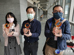 新北市政府各機關支持庇護工場不遺餘力，近兩年合計採購金額更達1億3,290萬元，為六都第一！副市長謝政達14日特別頒發獎座表揚