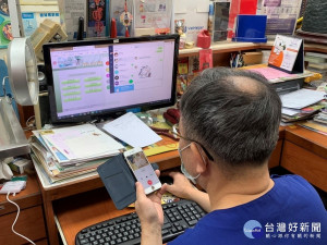 動保處攜手獸醫師公會推廣動物醫院遠端問診，宅配藥物服務，因應防疫期間，寵物飼主可以透過動物醫院線上看診，減少外出確保居加防疫安全