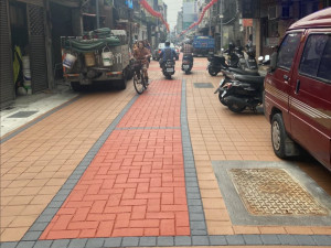 新莊福德宮座落於新莊廟街內，廟前鋪面更新後，提供完整平暢、安全、舒適、美觀的人行空間