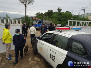 林口分局人員巡查路過此地，終於查獲管理門禁的人員及工人正在現場估價，當場人贓俱獲，無法再狡辯