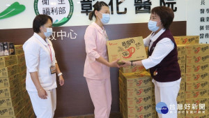 「媽祖生」捐媽祖餅  還有冰淇淋、拖鞋。