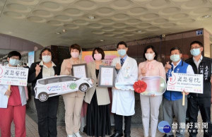 曼都、K.STYLE GOGO善盡企業社會責任，捐贈若瑟醫院「長照訪視交通車」，解決偏鄉長輩就醫不便困境，縣長張麗善代表鄉親表達感謝。