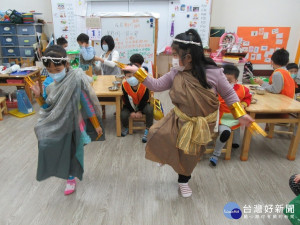 兒童月大型活動取消，但新北市各幼兒園還是絞盡腦汁，發揮創意，為孩子們設計饒富教育意義又兼顧防疫觀念的童樂月活動
