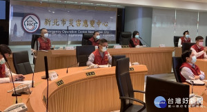 侯友宜16日於應變會議中裁示，公有場館是否開放還需要再觀察一週；另請經發局提供誘因加強招商，務必達成年度投資目標；也呼籲中央放寬企業資金紓困條件，協助企業度過難關