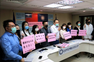 國民黨22縣市議會黨團今（16）日召開「紓困發現金、防疫要口罩」記者會，呼籲政府應該正視基層的聲音，在排富的前提下，給予人民直接的現金補助。（圖／國民黨）