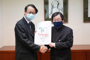 外交部表示，台灣日本關係協會會長邱義仁（右）代表我國政府捐贈日本200萬片口罩，由日本台灣交流協會代表泉裕泰（左）代表接受目錄。捐贈物資將另於近日內啟運赴日。（圖／外交部）