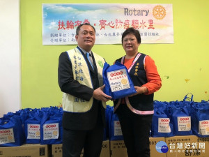 扶輪有愛齊心防疫顧水里，防疫物資捐贈活動，南投家扶中心大水里區扶幼主委陳淑惠〈右〉代表接受。