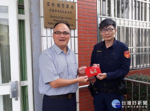 北港警方績效卓越，向上溯源查獲毒品案件成員，更破獲蒜頭及多起民生竊盜案件，表現亮眼，分局長王立德代表警友會頒發獎金及破案茶以資鼓勵及肯定。