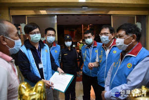 南投副縣長陳正昇鄉（右）與聯合稽查小組查察KTV等行業勸導停業。（縣府提供）