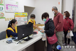 衛生所加入口罩販售實名制開跑後， 民眾領口罩人潮。圖／彰化縣政府提供