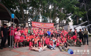 來自全省各地海軍陸戰隊退伍的弟兄們參與活動合影。〈記者吳素珍攝〉