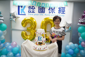 詮國保經歡慶三十歲生日，重視客戶權益、關懷投身公益、為年輕世代創造揮灑熱情的舞台，葉淑珍董事長以全方位的保險與理財服務，實現保險價值、為國人創造福祉。