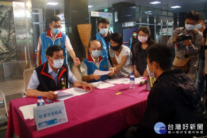 林明溱縣長為年輕人進行安心即時上工面試。（記者扶小萍攝）