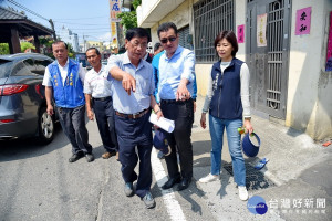林明溱與草屯鎮長簡景賢等會夦多處老舊巷道等。