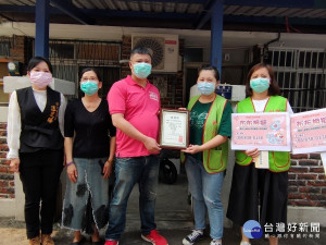 縣議員溫芝樺支持創世基金會安養植物人行動，中正國際青商會會長洪尉嘉（中）率先拋磚引玉。圖／記者鄧富珍攝