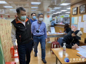 勞工局長陳瑞嘉21日由組織科長李嘉錫陪同走訪位於板橋的新北市餐飲業職業工會，以及新北市旅館服務人員職業工會，實際了解工會受理紓困補助申請情形