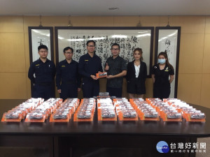 翔準企業贈護目鏡予草屯分局同仁。（草屯分局提供）