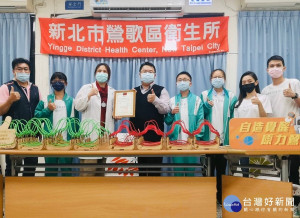 中正國中20日贈送面罩給土城區衛生所，鶯歌國中張俊峰校長及鶯歌工商孔令文校長代表則於21日分別捐贈給鶯歌區公所、鶯歌區衛生所及鶯歌區醫師公會