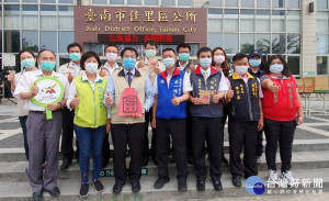 市長黃偉哲贈良皇宮保生大帝平安符予大北門區6區區長。